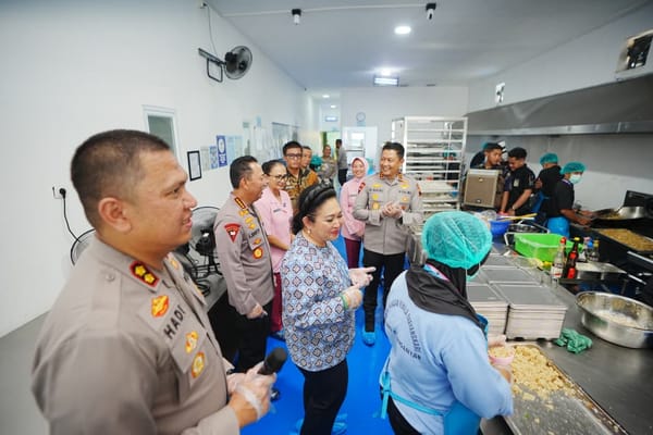 Kapolri dan Titiek Soeharto Tinjau Dapur MBG Bhayangkari Karanganyar, Pastikan Gizi Anak Terjaga