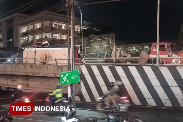 4 Orang Terluka Truk Terguling di Fly Over Mergosono Kota Malang Akibat Gandengan Terlepas