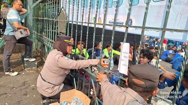 Aksi Demo di Depan Kantor Gubernur Jateng Diwarnai Momen Humanis, Polisi Beri Air ke Mahasiswa