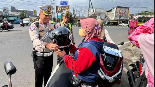 Aksi Nyata Satlantas Malang, 100 Helm Dibagikan untuk Lindungi Pengendara