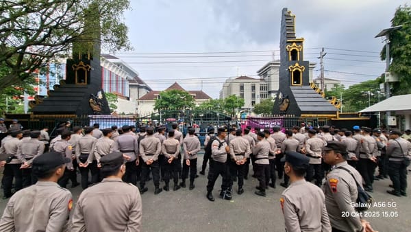 Aksi Unjuk Rasa Mahasiswa di Kantor Gubernur Jateng Berlangsung Humanis, Petugas Tunjukkan Sikap Simpatik