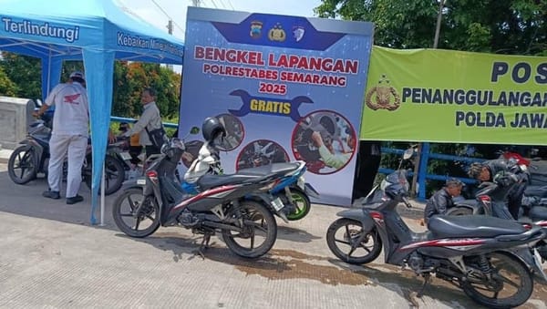 Bengkel Polrestabes Semarang Bantu Evakuasi Kendaraan Mogok Akibat Banjir di Genuk