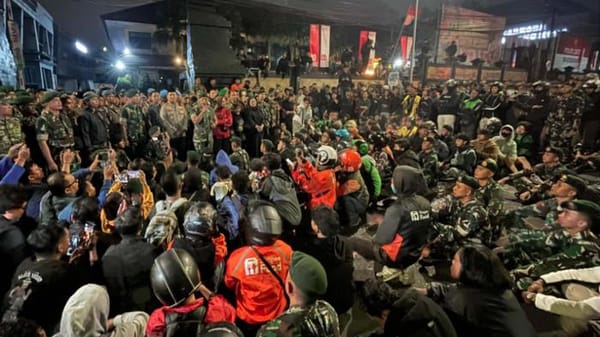 Bentuk Empati, Kapolresta dan Pangdiv Kostrad Sambut Massa Solidaritas Affan Kurniawan