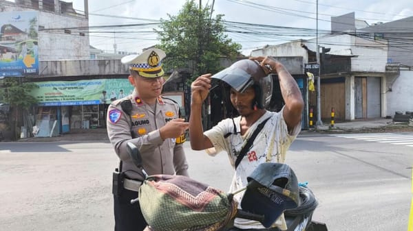 Bikin Haru! Polisi Beri Helm Gratis, Ajak Pengendara Jaga Nyawa di Jalan