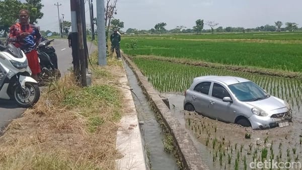 Diduga Ngantuk, Sopir Nissan March 'Terbang' ke Sawah di Juwiring Klaten
