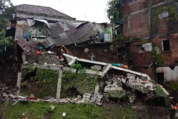 Diguyur Hujan Lebat, Rumah di Tapak Siring Malang Longsor dan Jatuh ke Sungai Brantas