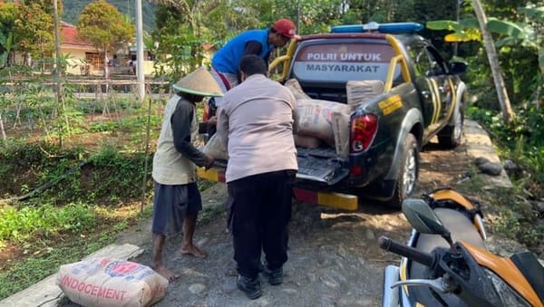 Dukung Akses Pertanian, Polda Jateng Suplai Semen untuk Perbaikan Jembatan di Banjarnegara
