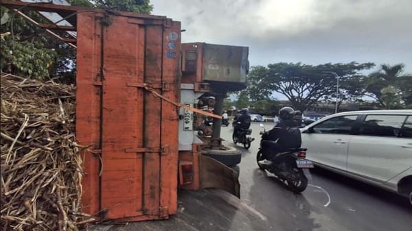 Gandengan Truk Bermuatan 20 Ton Tebu Terguling, Evakuasi di Malang Berlangsung Sulit