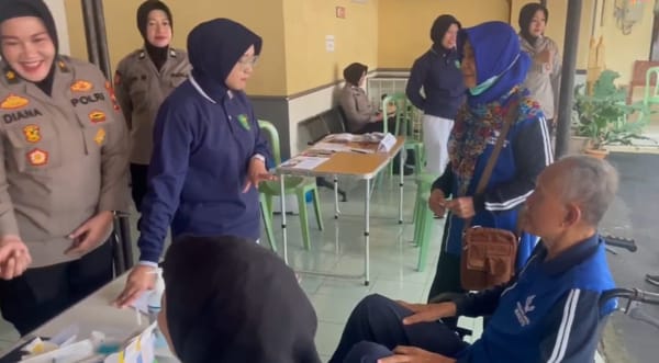 HUT ke-77, Polwan Malang Kota Beri Pelayanan Kesehatan Gratis untuk Warga Lansia