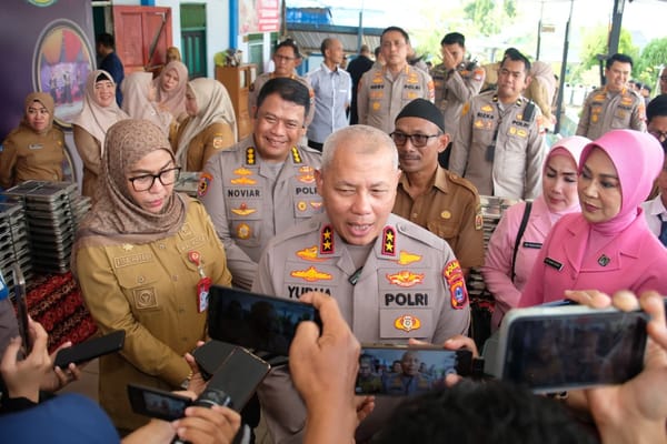 Kapolda Kalsel Pastikan Makanan MBG Sehat dan Higienis, Santap Bersama Pelajar SMPN 5 Banjarbaru