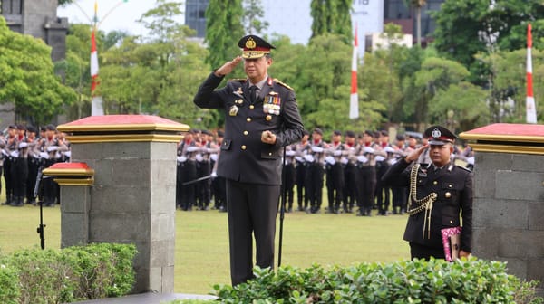 Kapolda Kalteng Beri Penghargaan untuk 7 Personel dan 3 Satker Berprestasi di Hari Pahlawan