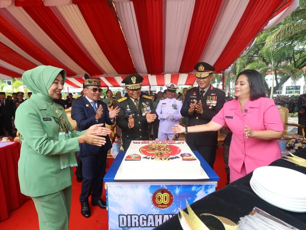 Kapolda Kalteng Hadiri Upacara Parade HUT TNI ke-80 di Kantor Gubernur