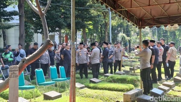 Kapolda Metro Jaya Hadiri Pemakaman Affan Kurniawan di TPU Karet Bivak