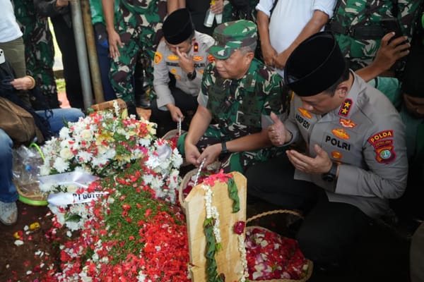 Kapolda Metro Sampaikan Permohonan Maaf di Pemakaman Affan Kurniawan di TPU Karet Bivak