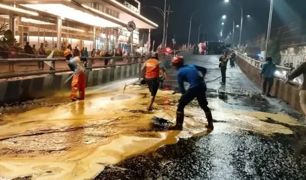 Kecelakaan Truk Terguling di Flyover Kotalama Malang Sebabkan 4 Orang Luka-Luka