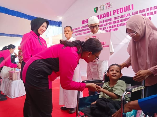 Ketua Umum Bhayangkari Salurkan 5.000 Paket Bansos dan Gelar Bakti Kesehatan di Ende