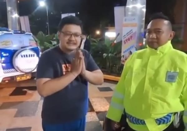 Kondisi Kritis di Tengah Hujan Deras, Polisi Malang Bantu Warga Dapat Perawatan Cepat di RSSA