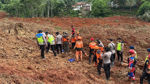 Longsor Cibeunying, 21 Warga Tertimbun, Polri Turunkan 155 Personel dan 4 Anjing Pelacak