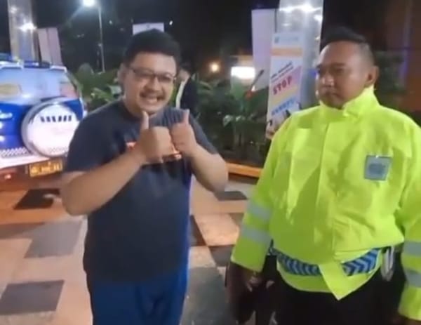 Luapan Air Bikin Macet, Patwal Malang Kota Jadi Penolong di Detik Kritis Warga Sakit