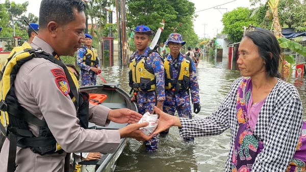 Peduli Korban Banjir, Tim SAR Ditpolairud Polda Jateng Bagikan 100 Paket Makanan untuk Warga