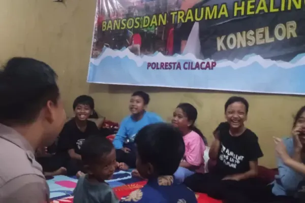 Peduli Korban Bencana, Polda Jateng Bersama Polresta Cilacap Gelar Trauma Healing di Cibeunying Majenang