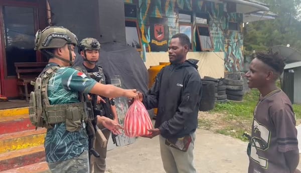 Personel Operasi Damai Cartenz Ajak Warga Enarotali dalam Kegiatan Humanis dan Sosial