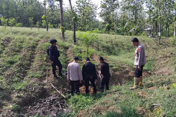 Polda Jateng Musnahkan Mortir Sisa Perang Temuan Warga di Hutan Sambong, Blora