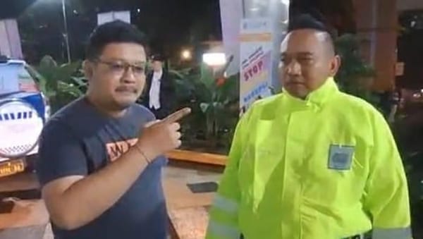 Polisi Buka Jalan, Patwal Polresta Malang Kawal Warga Sakit saat Terjebak Macet