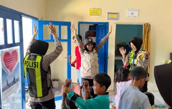 Polisi Gelar Trauma Healing untuk Bangkitkan Keceriaan Korban Longsor