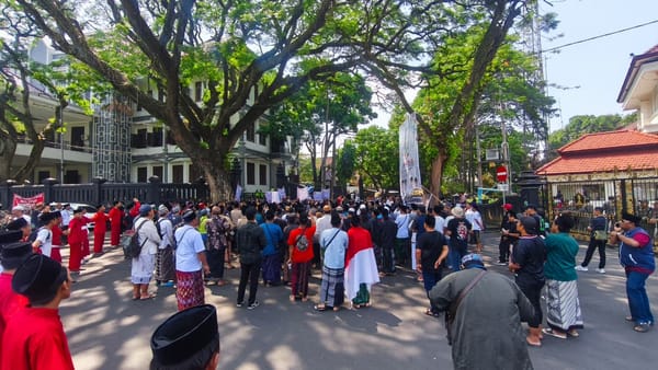 Polisi Humanis, Polresta Malang Kota Bagikan Gorengan dan Air Mineral saat Kawal Aksi Santri