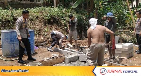 Polres Semarang Sigap Bantu Warga Korban Rumah Roboh Diterjang Angin di Bergas