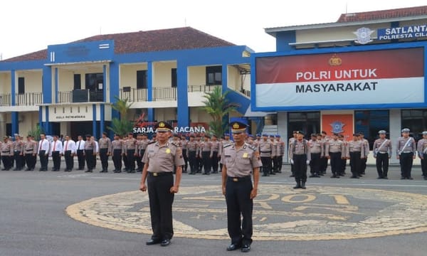 Polresta Cilacap Gelar Upacara Kenaikan Pangkat untuk Dua Personel Terbaik