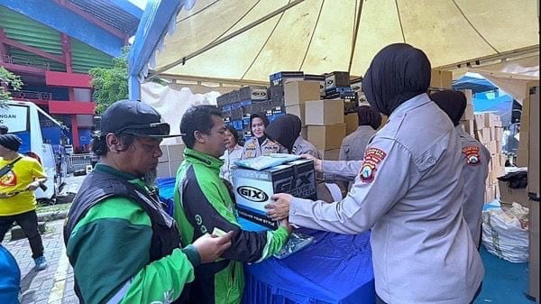 Polresta Malang Kota Bagikan Ribuan Helm untuk Pengemudi Ojol