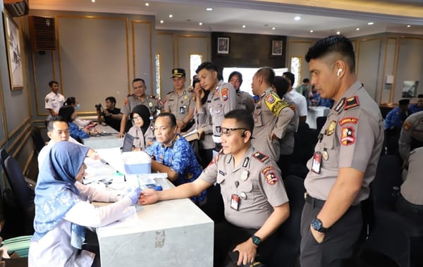 Polresta Malang Kota dan Serdik Sespimma Gelar Donor Darah dan Bagi Sembako di HKN 2025