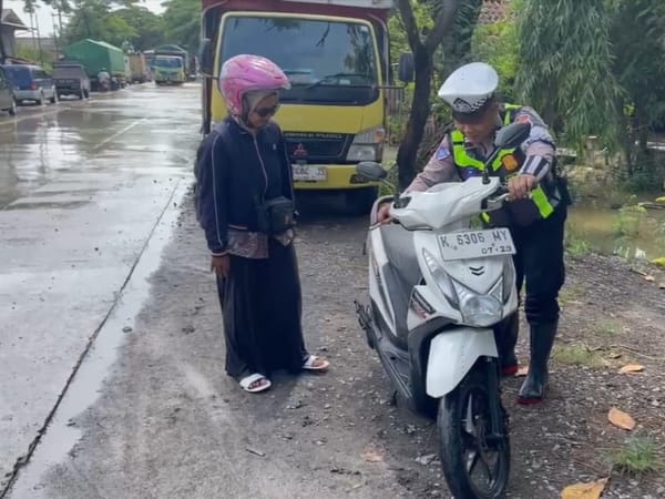 Polresta Pati Sigap Bantu Pengendara Motor Mogok Akibat Banjir di Jalur Pantura Batangan