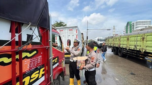 Polrestabes Semarang Alihkan Arus Kendaraan di Jalan Kaligawe Imbas Banjir