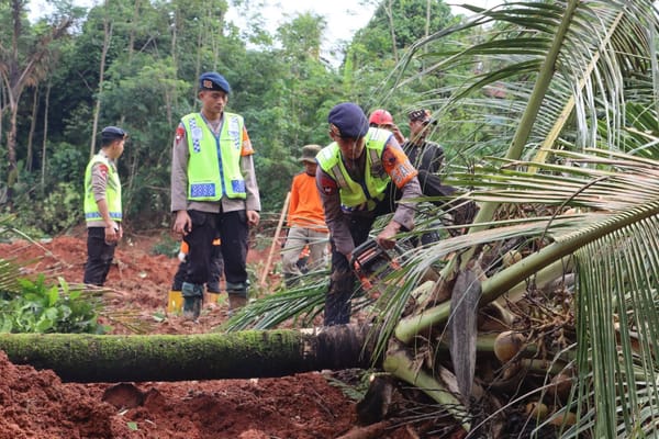 Polri Kerahkan 155 Personel, 4 Anjing Pelacak, dan Perkuat Operasi SAR Longsor Cibeunying 21 Warga Tertimbun