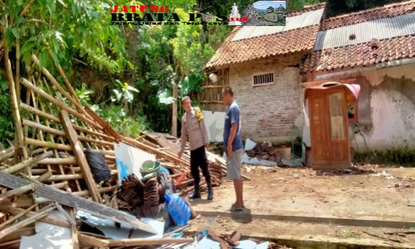 Polsek Wangon Polresta Banyumas Evakuasi dan Bantu Warga Korban Rumah Ambruk