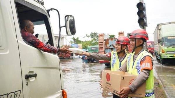 Posko Darurat Brimob di Genuk Beroperasi, Warga Dapat Ribuan Porsi Makanan Harian