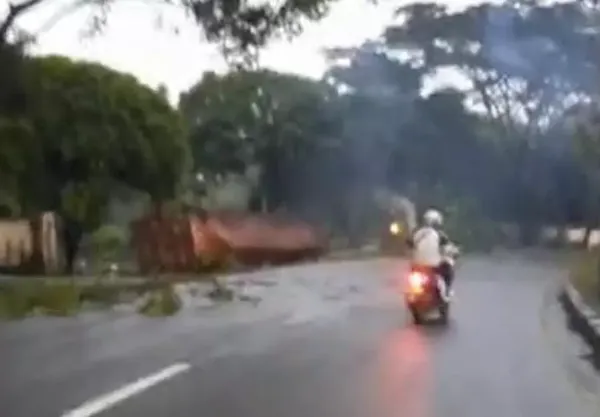 Rem Blong Diduga Jadi Penyebab Trailer Terguling di JLS Salatiga, Sopir Meninggal Dunia