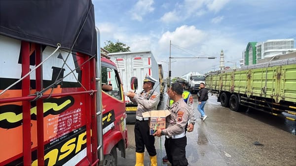 Respons Cepat Polrestabes Semarang Saat Genangan Air Lumpuhkan Jalur Kaligawe-Genuk