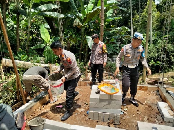 Rumah Bambu Roboh Diterjang Angin Kencang, Polres Semarang Tinjau dan Bantu Warga
