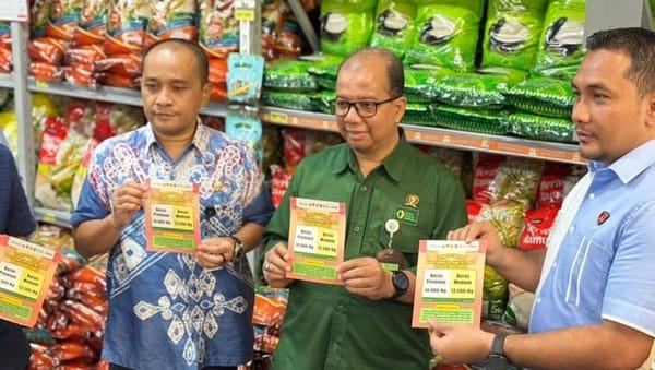 Satgas Pangan Polda Jateng Tempelkan Stiker HET Beras untuk Pastikan Harga Sesuai