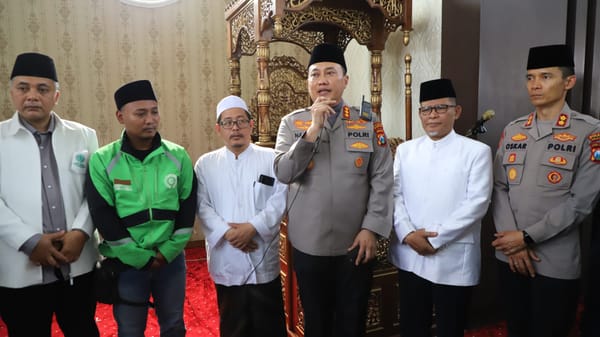 Sholat Ghoib di Malang, Polisi dan Ojol Dukung Keluarga Affan Kurniawan