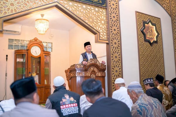 Subuh Jadi Momen Persaudaraan: Brigjen Pol Solihin Bersama Ratusan Jamaah Padang Doakan Keamanan Sumatera Barat