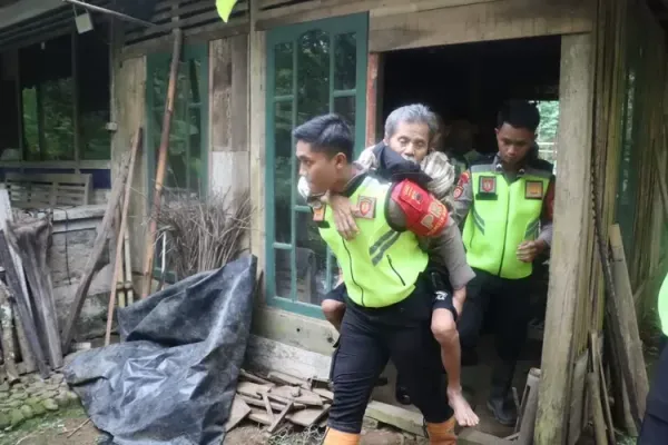 Terdampak Tanah Bergerak, 35 Warga Desa Ketanda Dievakuasi