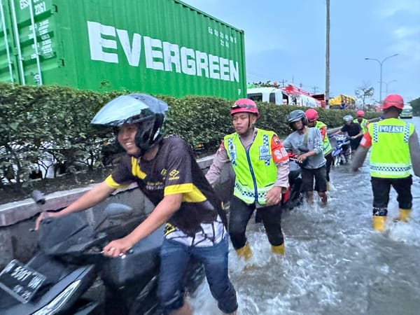Terjang Banjir Demi Warga, Personel Brimob Polda Jateng Hadirkan Rasa Aman di Tengah Bencana