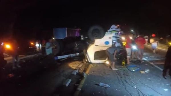 Truk Hino Oleng di Turunan JLS Salatiga, Tabrak 2 Motor dan 4 Orang Dilarikan ke RS