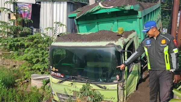 Truk Pasir Tabrak Warung dan Nyungsep di Selokan Jalur Pantura Kudus