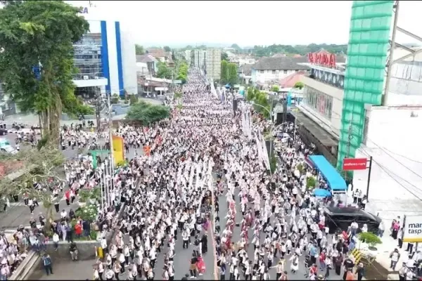 Unik, Personel Polres Magelang Kota Ikut Tampil dalam Flashmob Tari Kolosal di Acara Batik